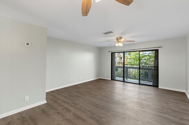 Foto del edificio - Spacious 3 Bedroom Townhome Available Now!