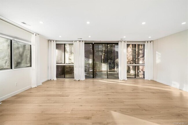 Foto del edificio - 150 N Bedford Rd