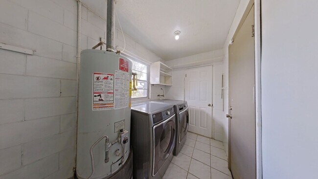 Foto del edificio - Charming 3-Bedroom Home with Sunroom and S...