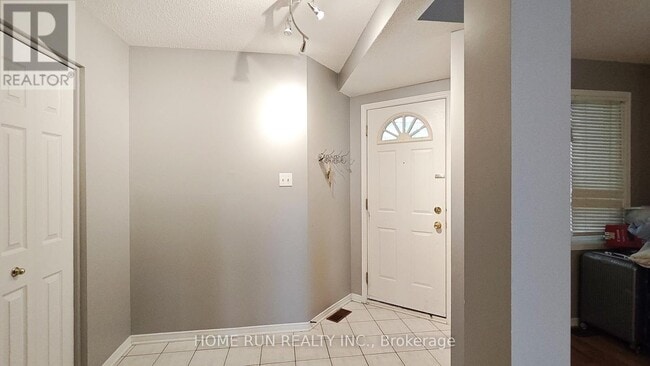 Building Photo - 152 Thornbury Crescent