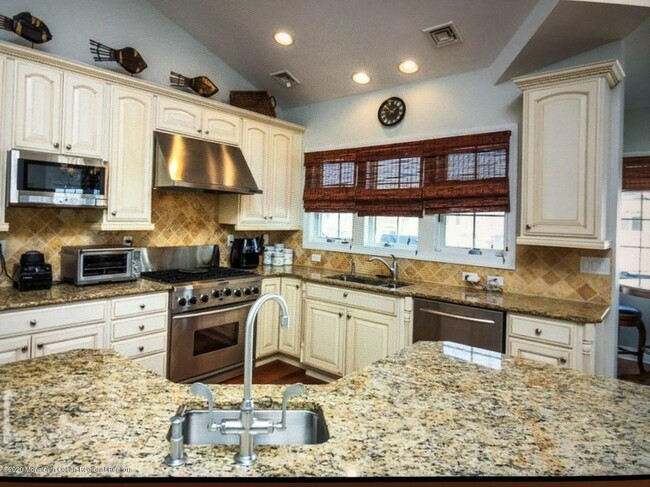 Building Photo - 2 Tradewinds Ln