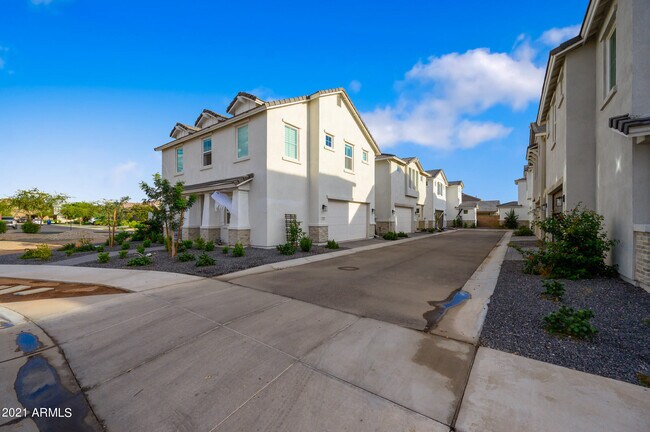 Building Photo - 9517 E Talon Ave