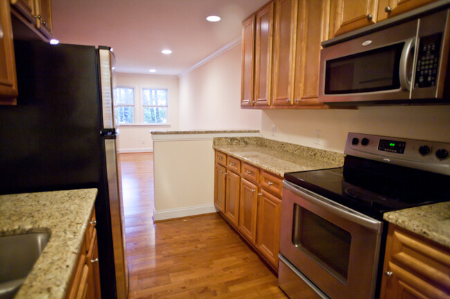 Foto del edificio - 2 Bedroom Condo just minutes from Carrboro...