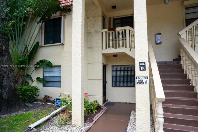 Foto del edificio - 136 S Cypress Rd