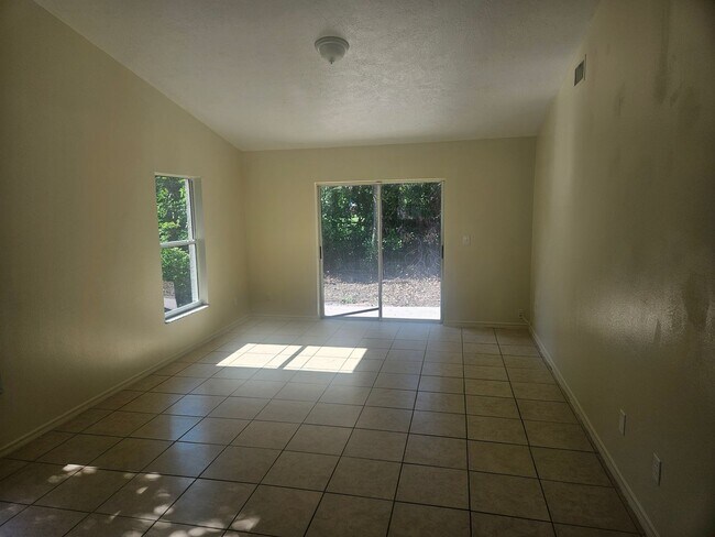 Building Photo - 2/1 DUPLEX