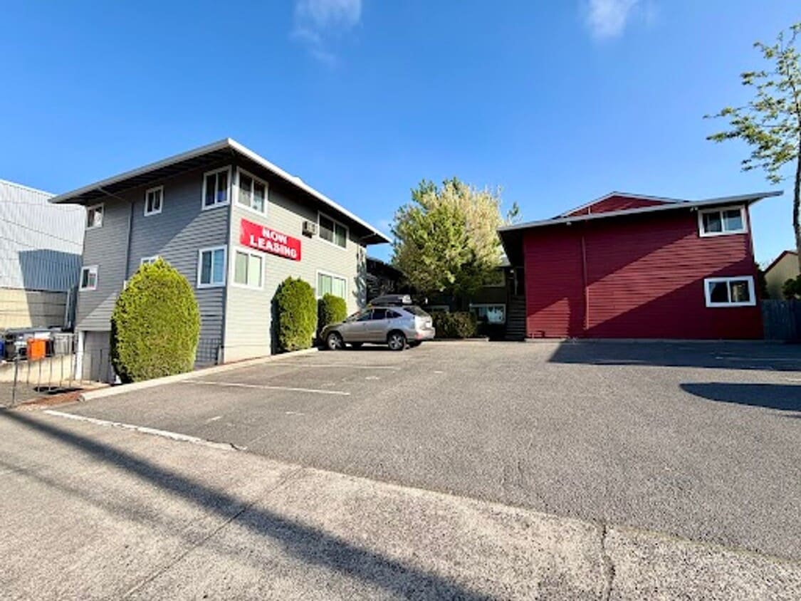 **FREE FIRST MONTH'S RENT** Montavilla 2 Bedroom Main Floor Apartment w/ A/C and Off Street Parki... - **50% OFF THE FIRST MONTH'S RENT** Montavilla 2 Bedroom Main Floor Apartment w/ A/C and Off Stree...