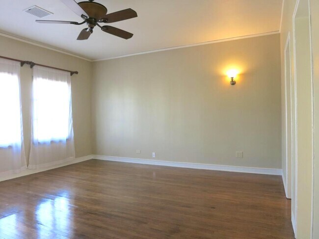 Foto del edificio - 230 Columbia Ave