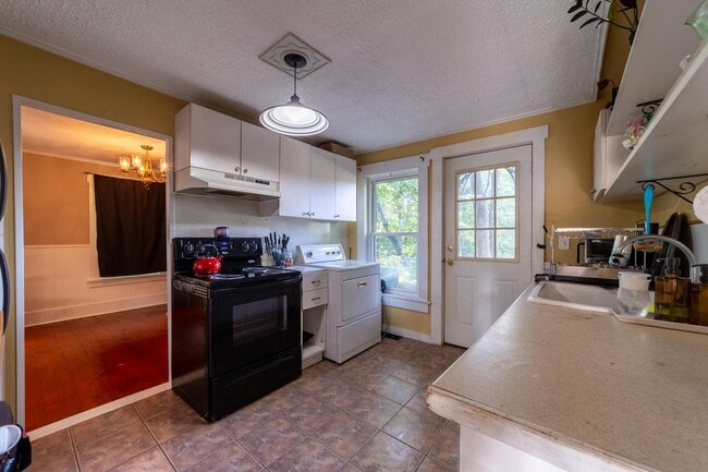 Building Photo - 66 Lyford St