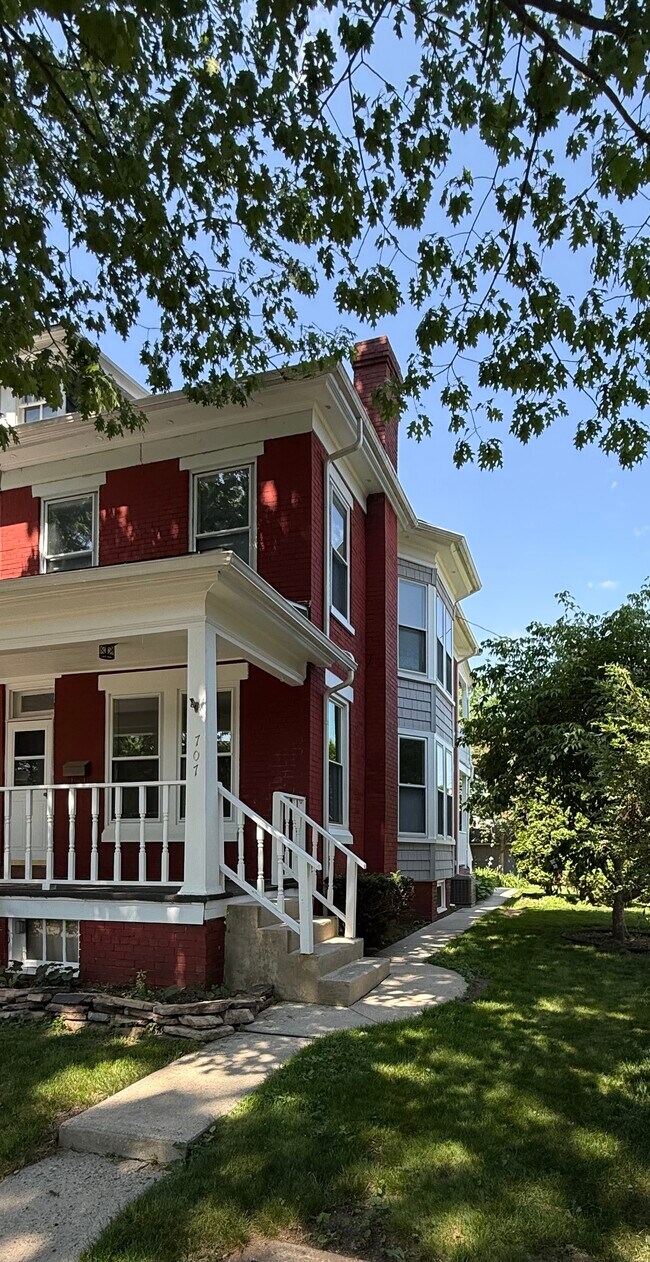 Building Photo - 707 Oley St