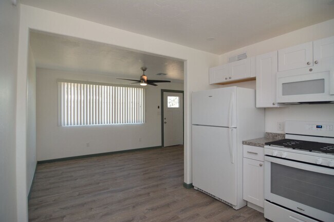 Foto del edificio - Remodeled 2 Bedroom 1 Bath Duplex! Great Central Tucson Location!