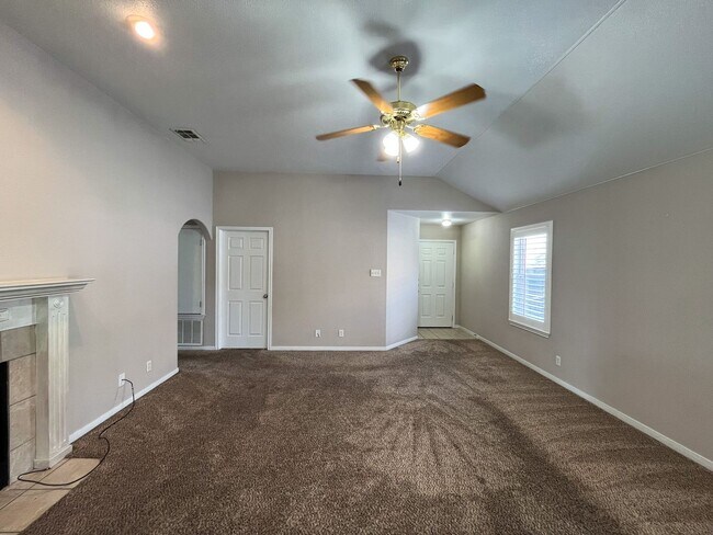 Foto del edificio - Available NOW  This home is centrally loca...