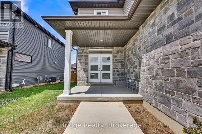 Building Photo - 66 Cash Cres