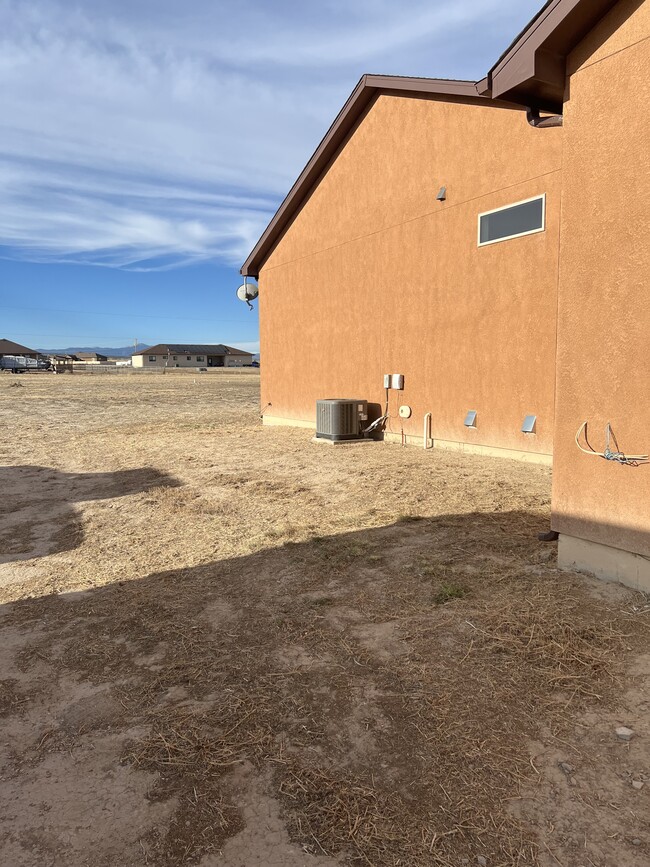 Building Photo - 1343 N Dailey Dr