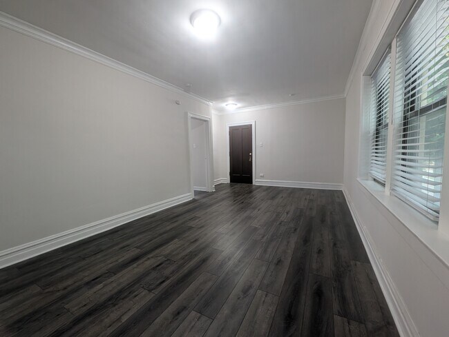 Foto del edificio - 5820 W Berteau Ave