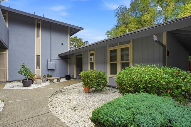 Foto del edificio - 1930 Camino Verde