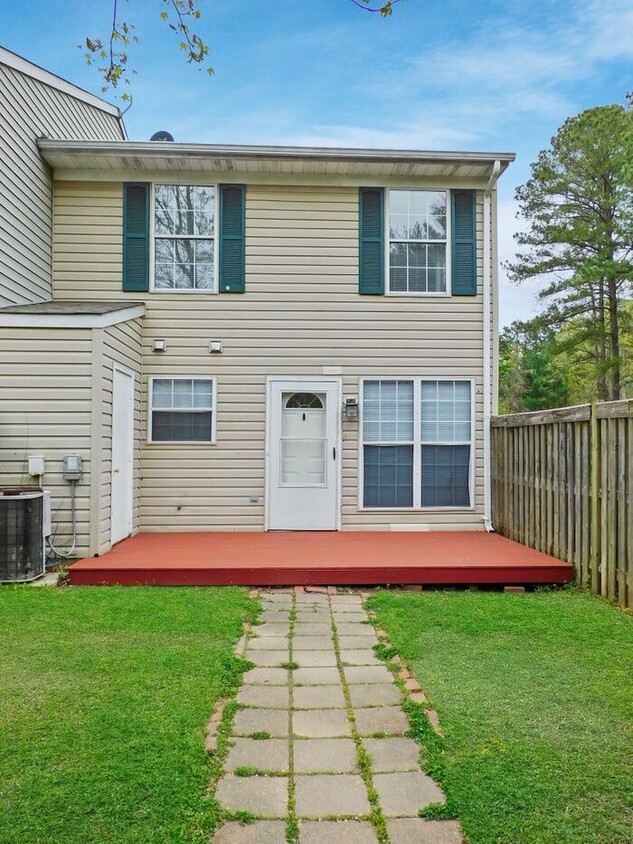 Primary Photo - Recently Updated Pet Friendly 2 Story End ...