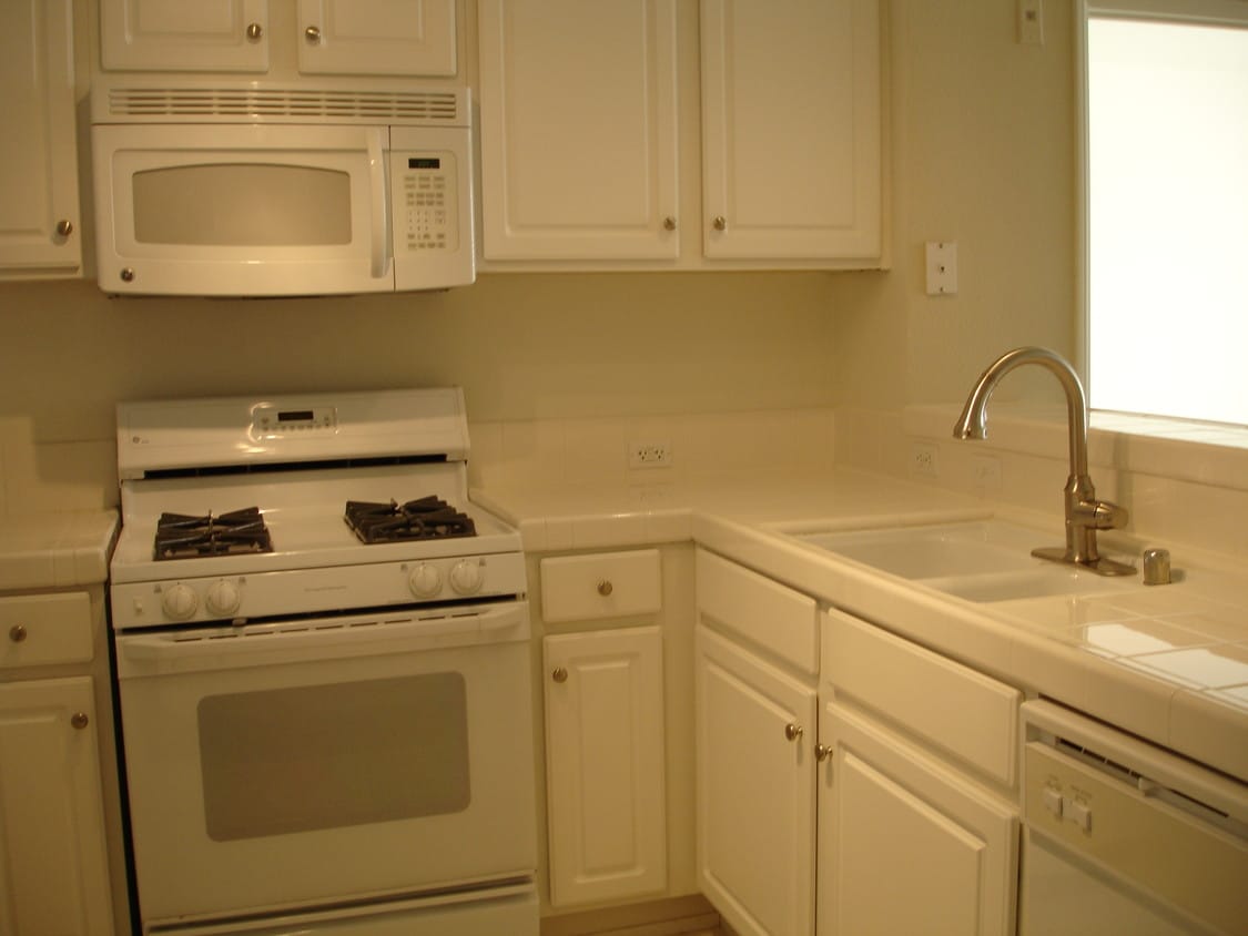 Kitchen - 300 Caldecott Ln