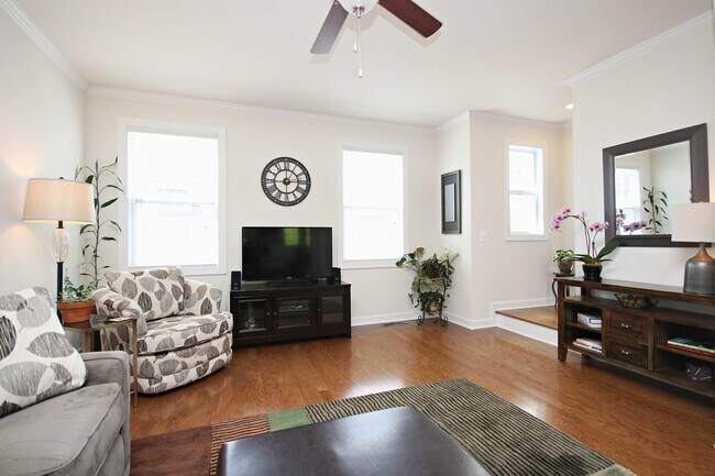 Building Photo - Light-filled Pantops Townhome