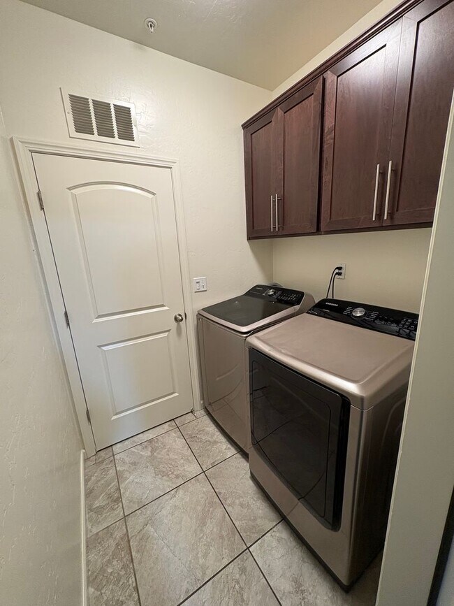 Foto del edificio - Beautiful home in a gated community Rent Ready!