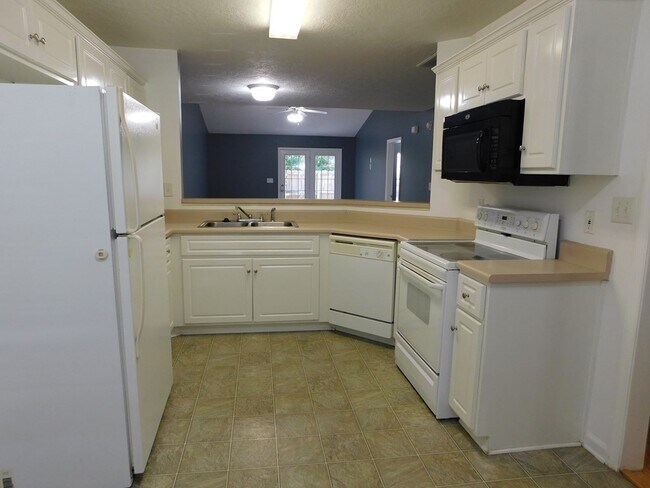 Building Photo - 137 Photinia Dr