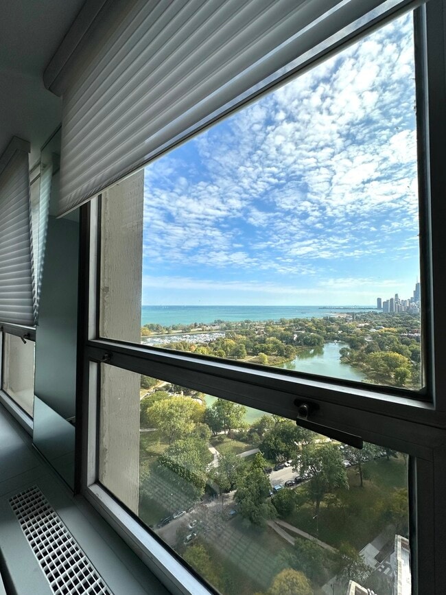 Building Photo - 2626 N Lakeview Ave