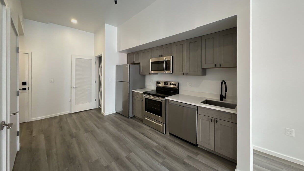 Photo - 725 W Pratt St. Apartments