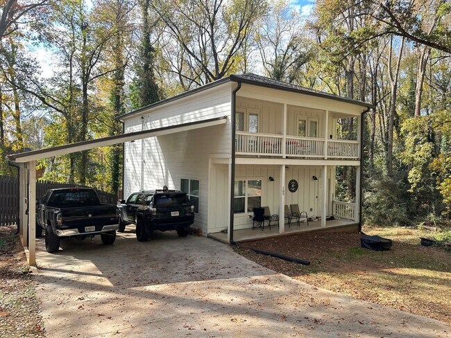 Building Photo - Four Bedroom Available for Pre-Lease