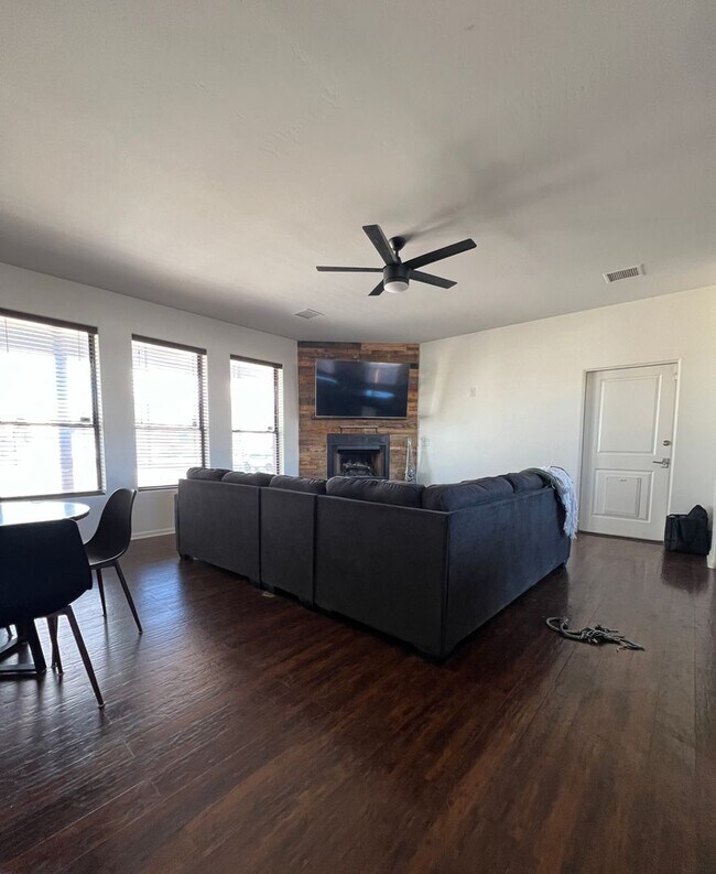 Foto del edificio - Charming , Single story 3 Bedroom , 2 Bath Home!