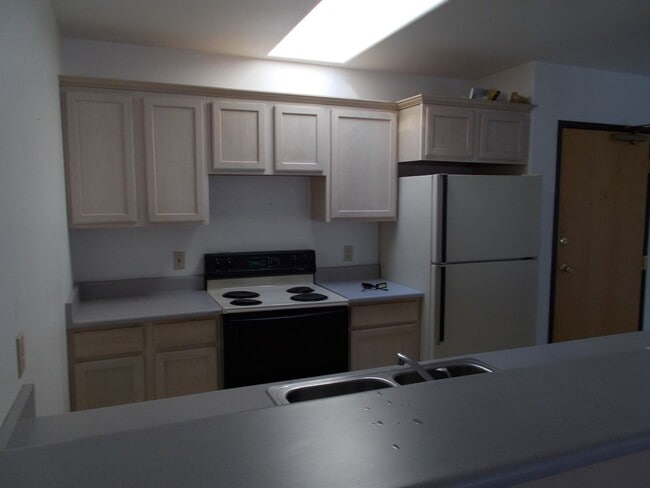 Building Photo - 164 R