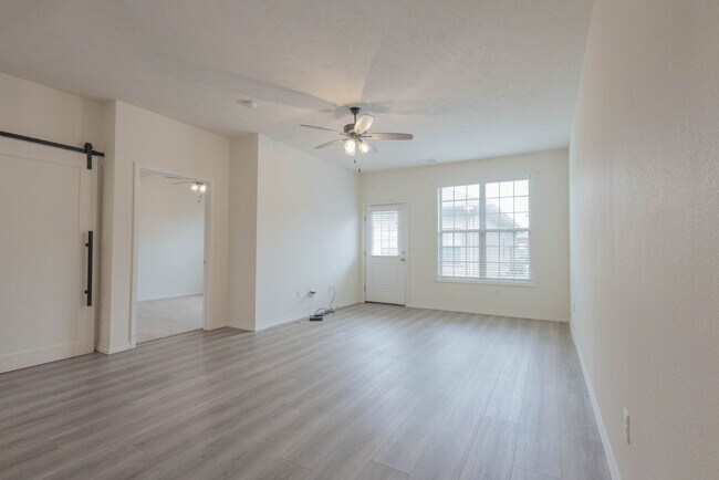 Foto del edificio - NEW LUXURY 2 BED 2 BATH 1 CAR GARAGE DUPLEX