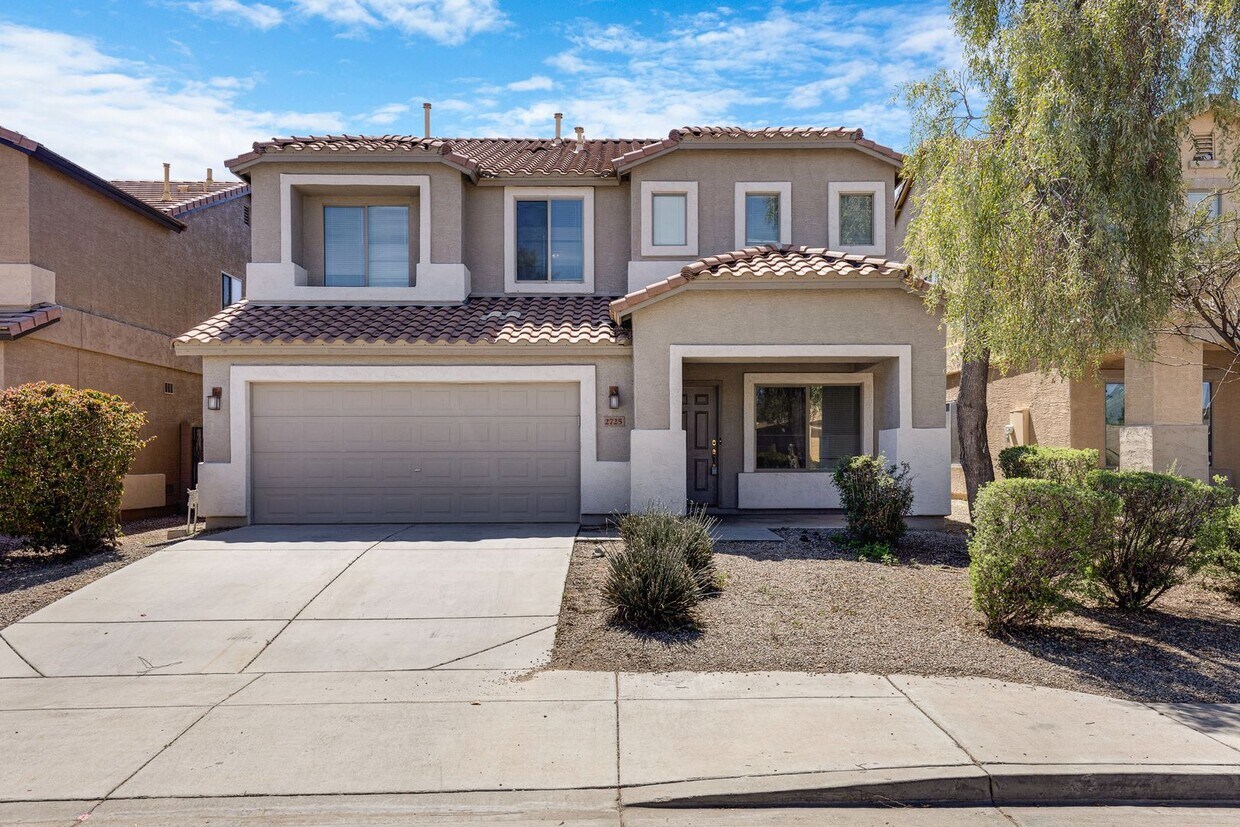 Foto principal - Large two story home in San Tan Heights!