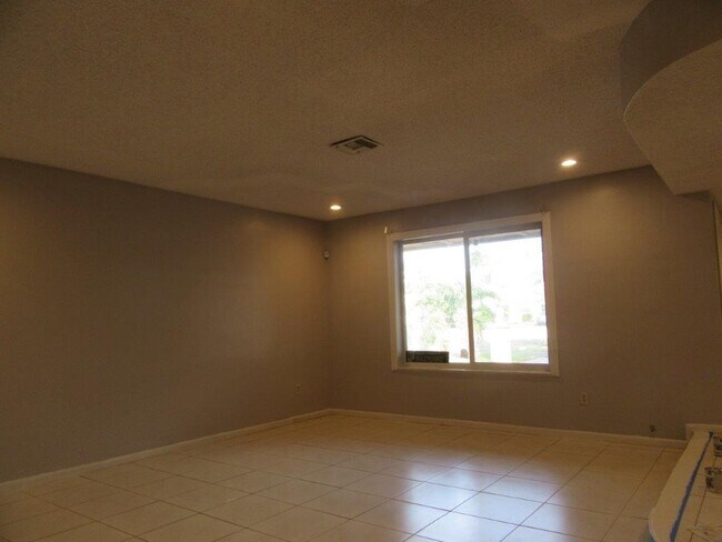 Foto del edificio - 4100 NW 110th Ave