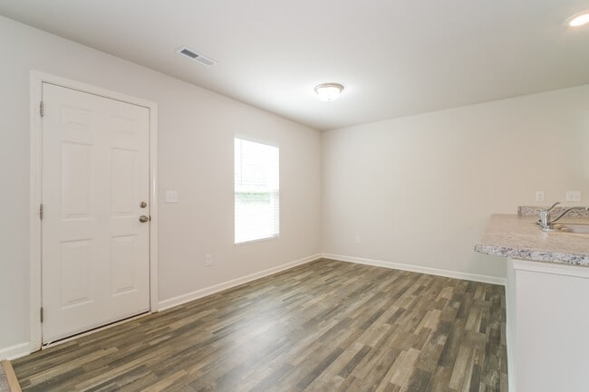 Building Photo - 125 Shamrock Dr SW
