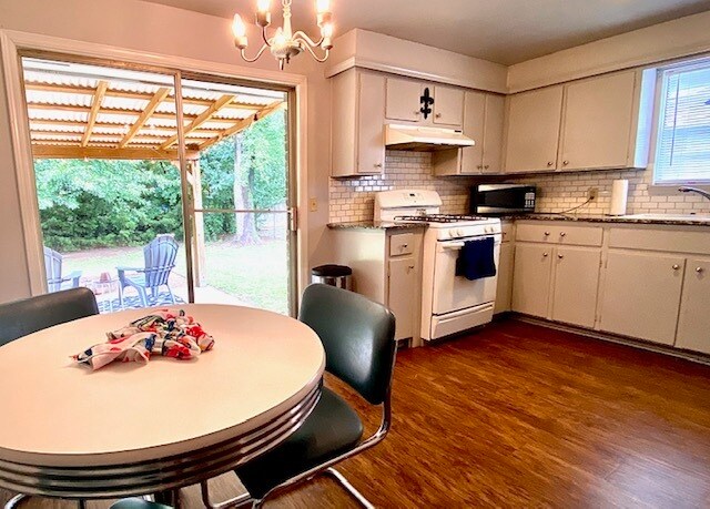 Kitchen Gas Range - 505 Meadow Lake Dr