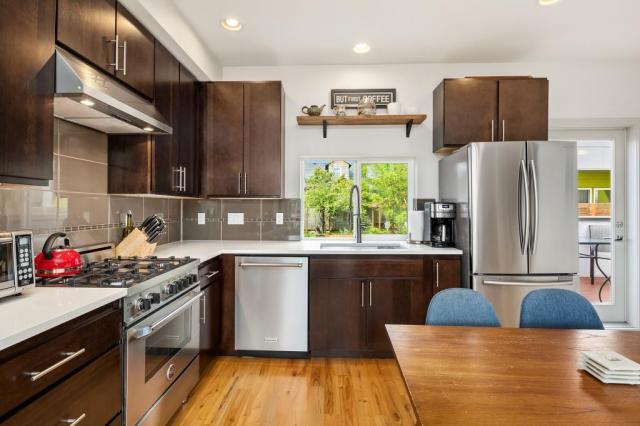 Building Photo - 2 bedroom in Seattle WA 98107