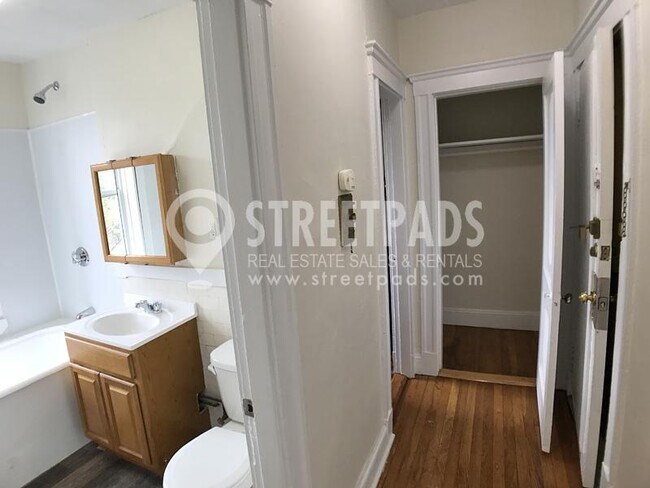 Building Photo - bedroom in Boston MA 02215