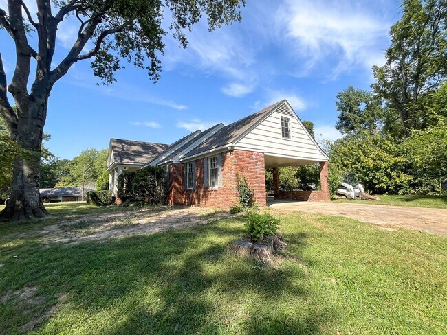 Foto del edificio - 5 bed 3 bath home recently renovated!