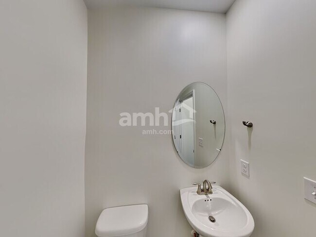 Building Photo - 5231 Valor Dr
