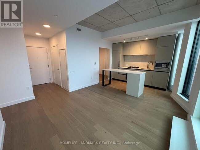 Photo du bâtiment - 1720 Bayview Ave