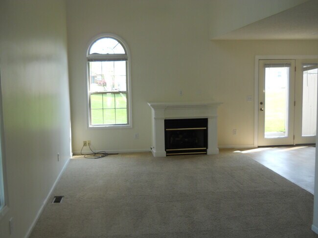 Building Photo - 911 Jasmine Dr