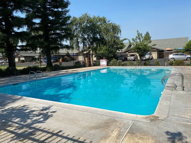 Foto del edificio - $1,995 Blackstone & Sierra 2 Bedroom Condo...