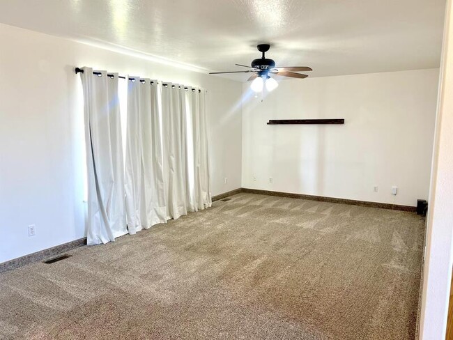 Foto del edificio - 465 Meadowlark Ln