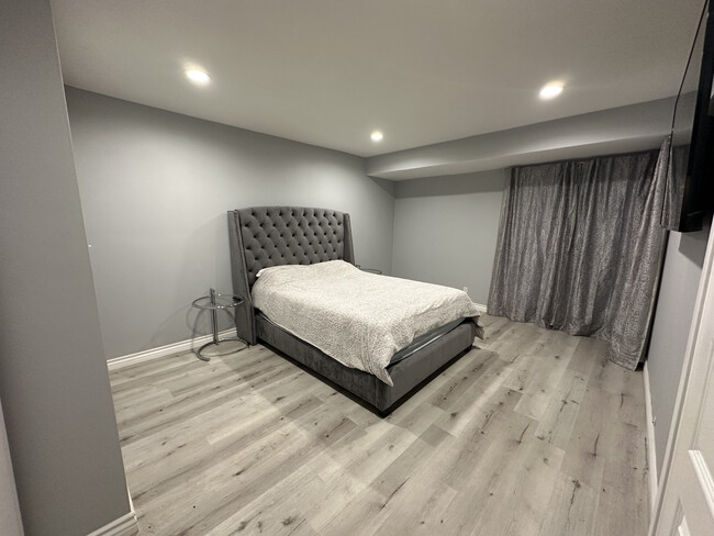 Building Photo - 4807 Woodley Ave