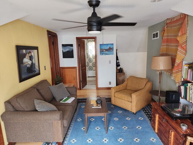 Sala de estar - 2105 E Washington Ave