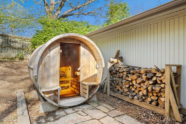 Building Photo - 2119 Loren Cir