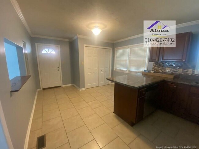 Foto del edificio - 6114 Regis Ct