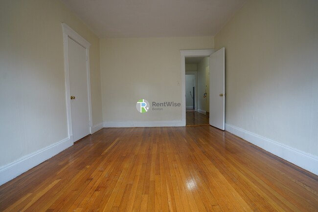 Building Photo - 231-235 Park Dr