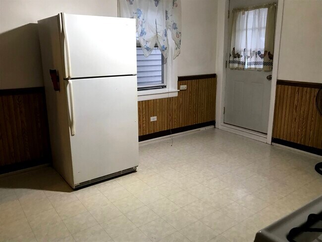 kitchen - 2948 S Keeley St