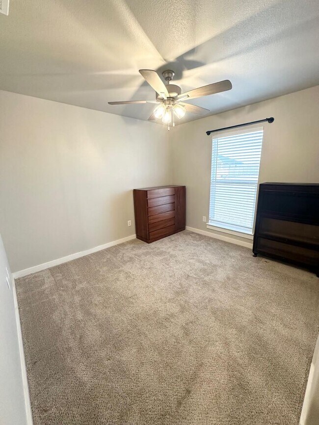 Building Photo - 2 Bed 2 Bath House Furnished!