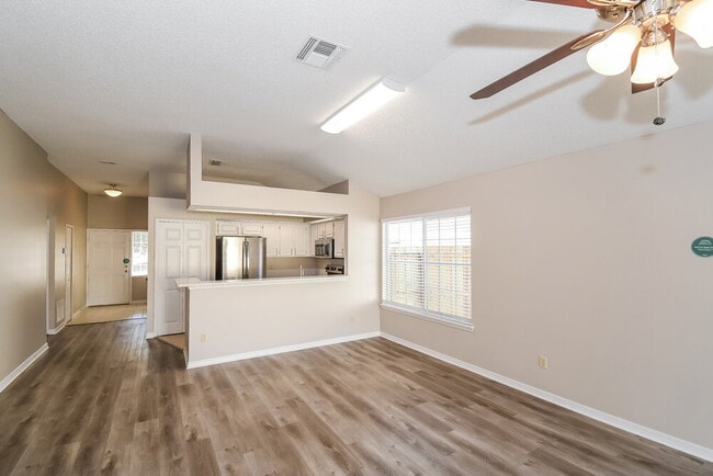 Foto del edificio - 7737 Manassas Ct E